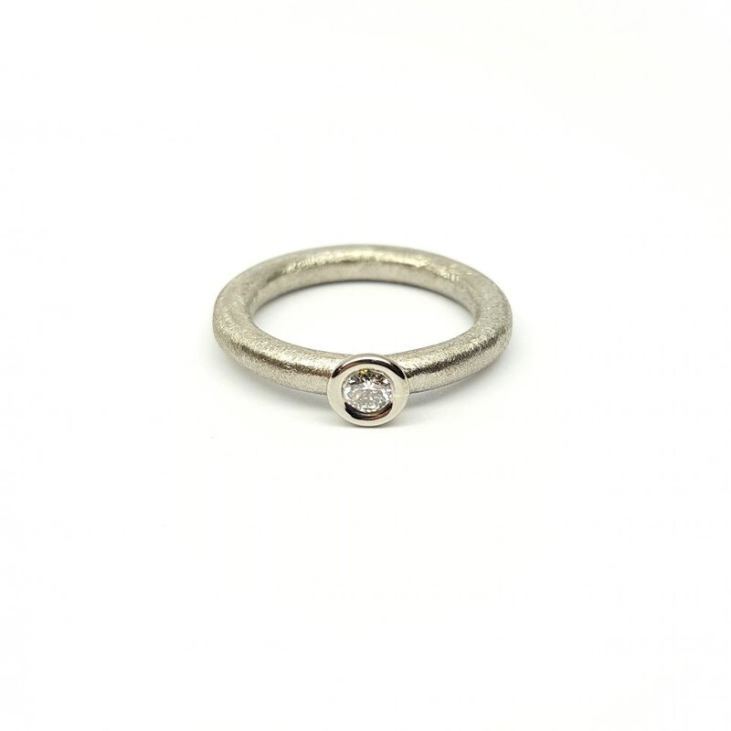 "combiring mini", or blanc 18kt et diamant.