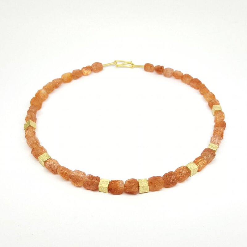 Collier en pierre de soleil et or jaune 18kt. Pièce unique.