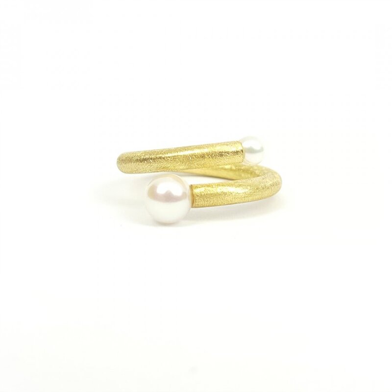 Bague en or jaune 18kt et perles de culture.