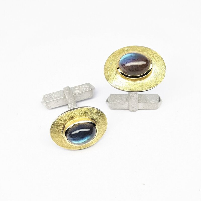 Boutons de manchette en or jaune 18kt, argent 925-. et labradorites.
