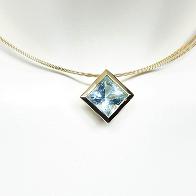 Pendentif en or jaune 18kt et aigue-marine facettée en taille princesse.