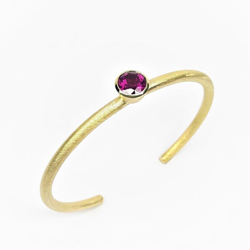 Bracelet en or jaune 18kt et grenat rhodolite. Pièce unique.