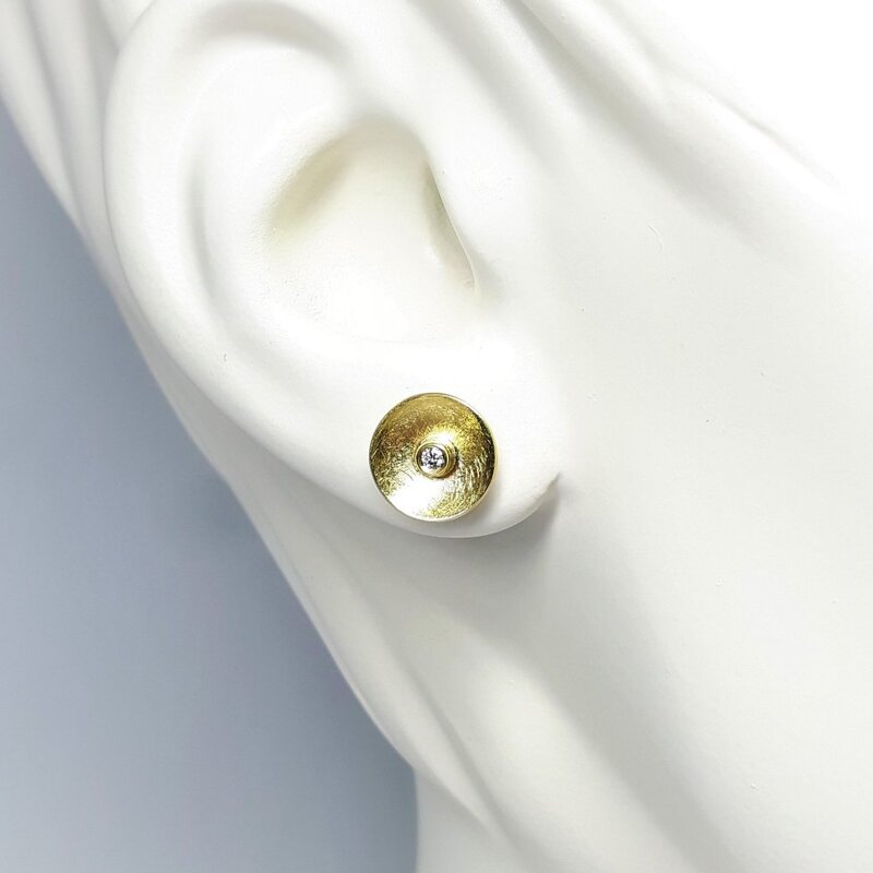 Boucles d'oreilles en or jaune 18kt et brillants.