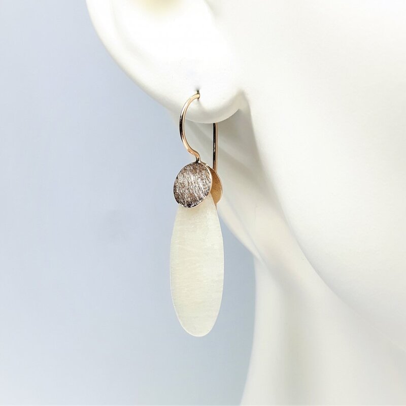 Boucles d'oreilles en or rouge 18kt et pierre de lune arc-en-ciel. Pièce unique.