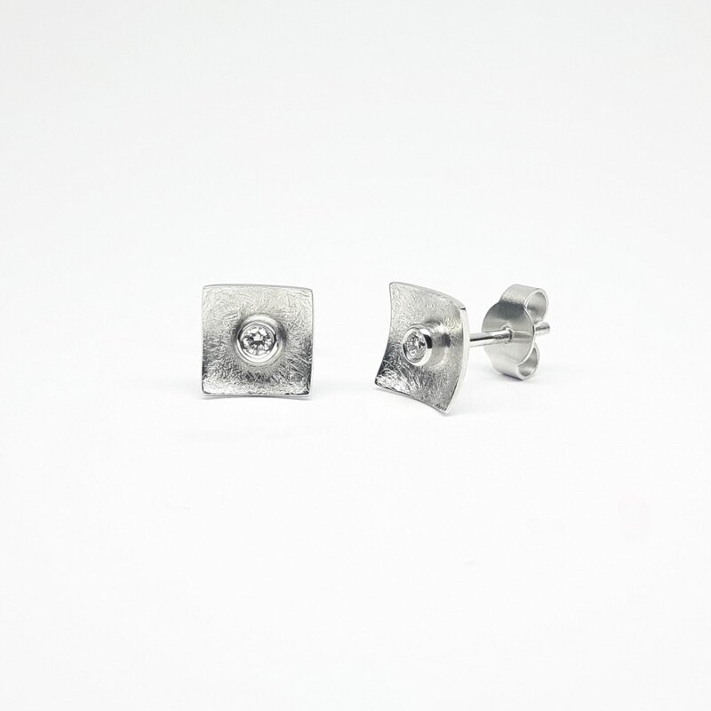Boucles d'oreilles en or blanc 18kt et diamants.
