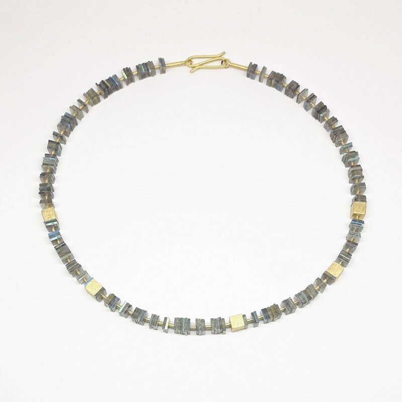 Collier en labradorite et or jaune 18kt. Pièce unique.