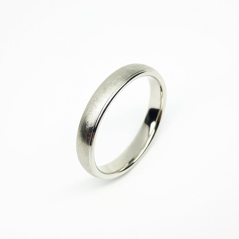Bague en platine 950/-.