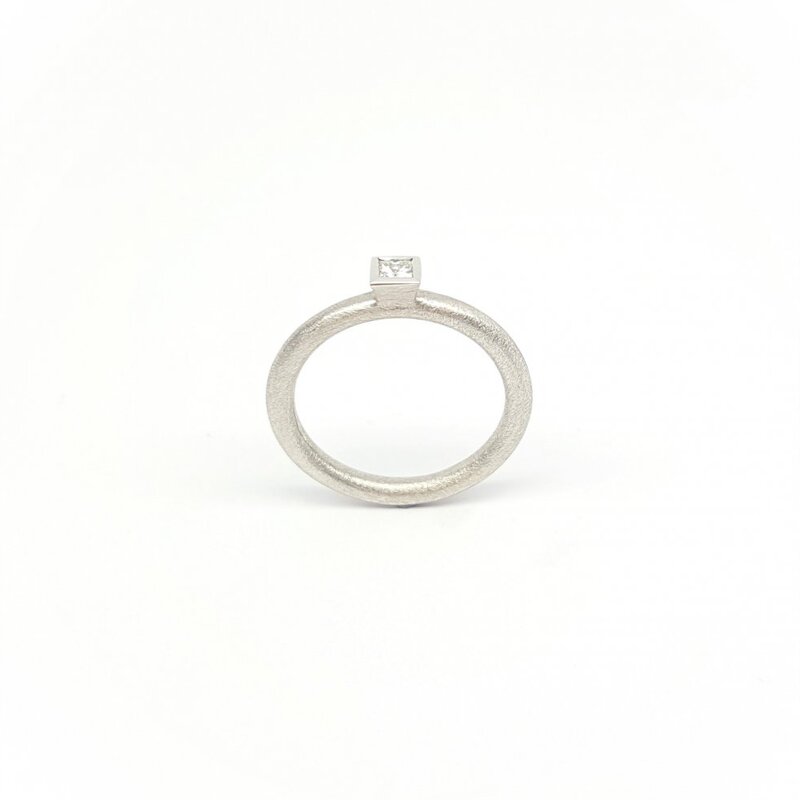 Bague solitaire en or blanc 18kt et diamant princesse.