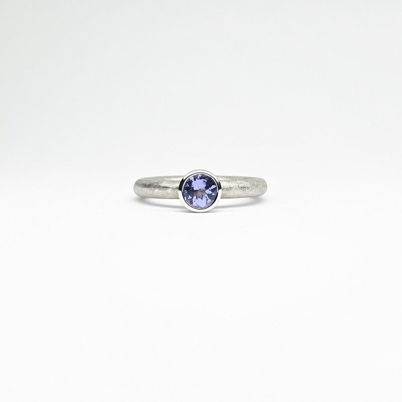 "combiring small", or blanc 18kt et tanzanite Ø5mm.