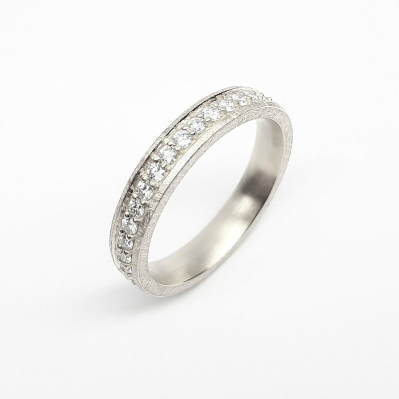 "tunnel of love", bague en or blanc 18kt et 36 diamants.