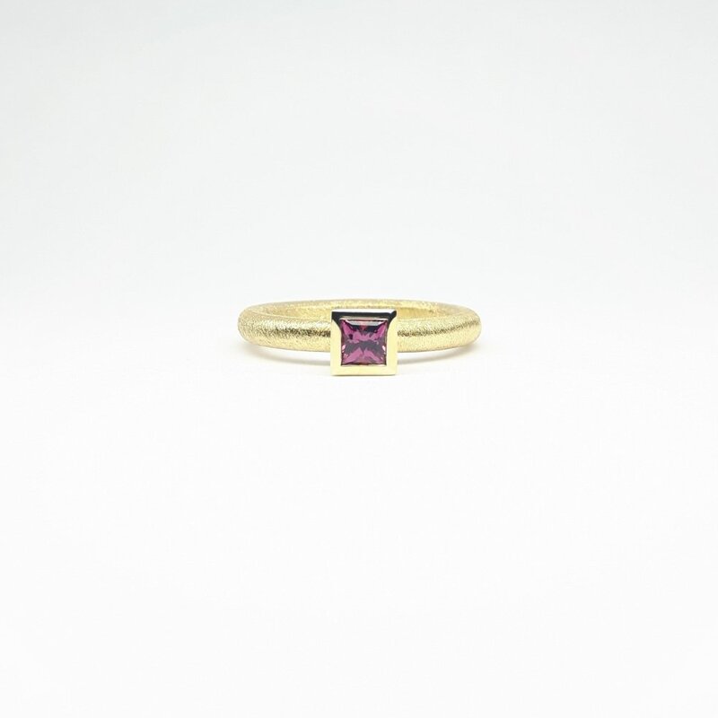 "combiring small", or jaune 18kt et grenat violet 4x4mm.