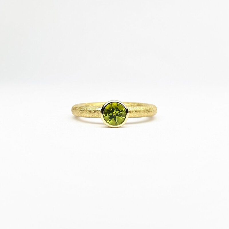 "combiring small", or jaune 18kt et péridot Ø5mm.