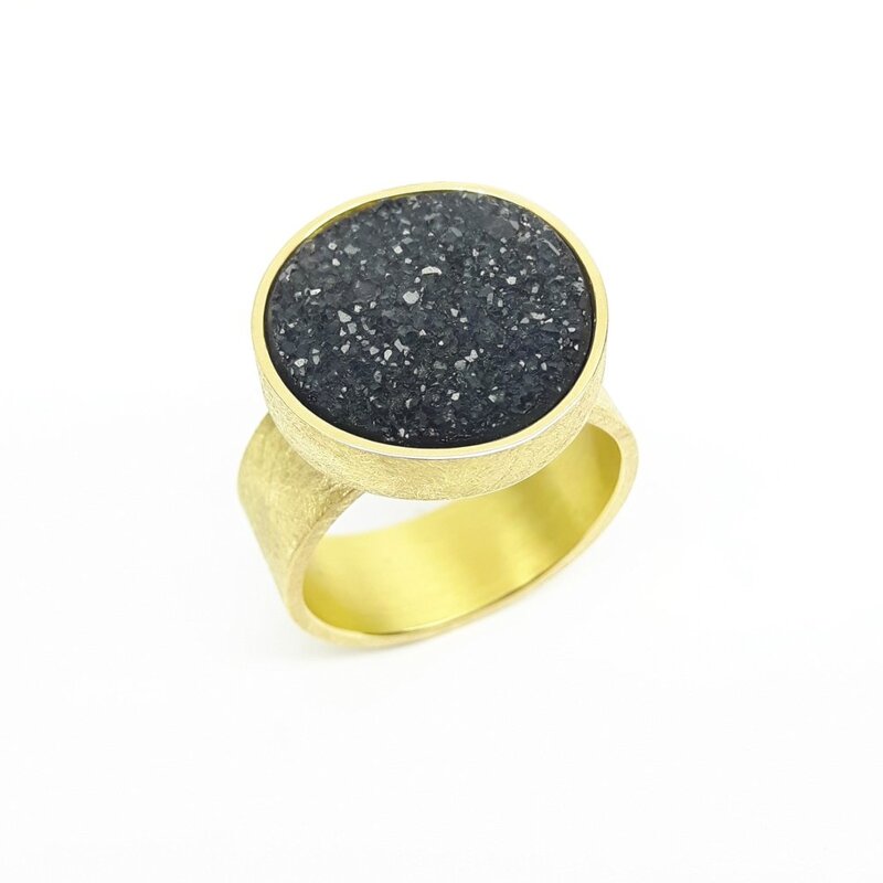 Bague en or jaune 18kt et agate cristallisée. Pièce unique.