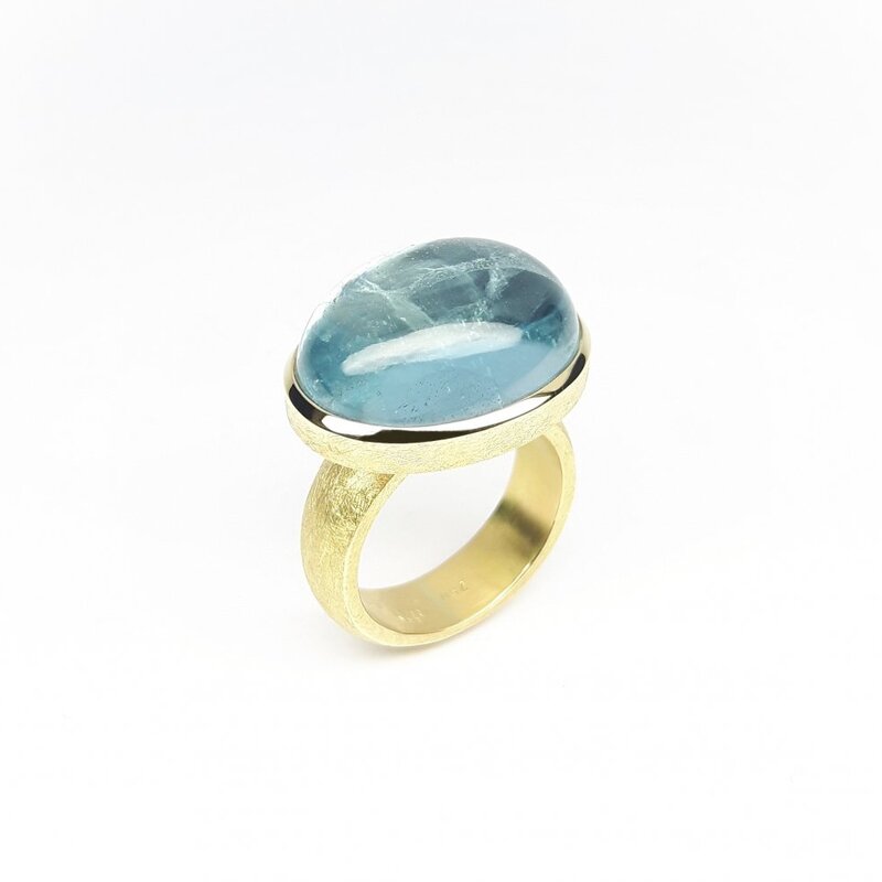 Bague "into the blue", or jaune 18kt et aigue-marine. Pièce unique.