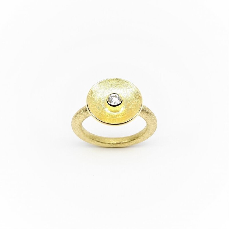 Bague en or jaune 18kt et diamant. Pièce unique.
