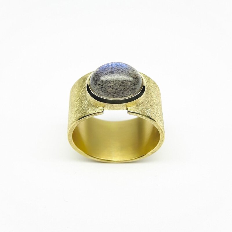 Bague en or jaune 18kt et labradorite. Pièce unique.