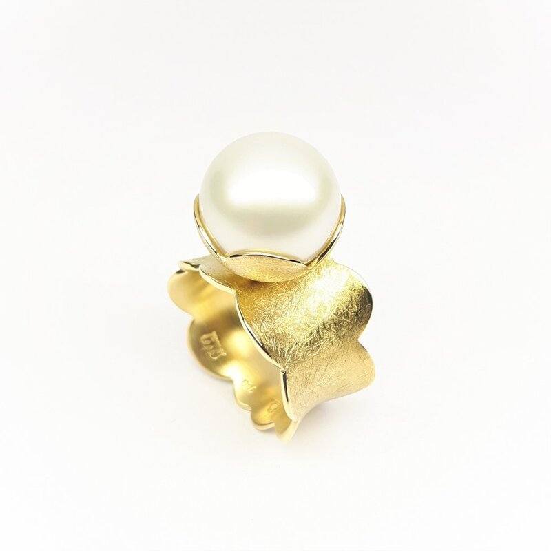 Bague "the big white", or jaune 18kt et perle des mers du sud. Pièce unique.