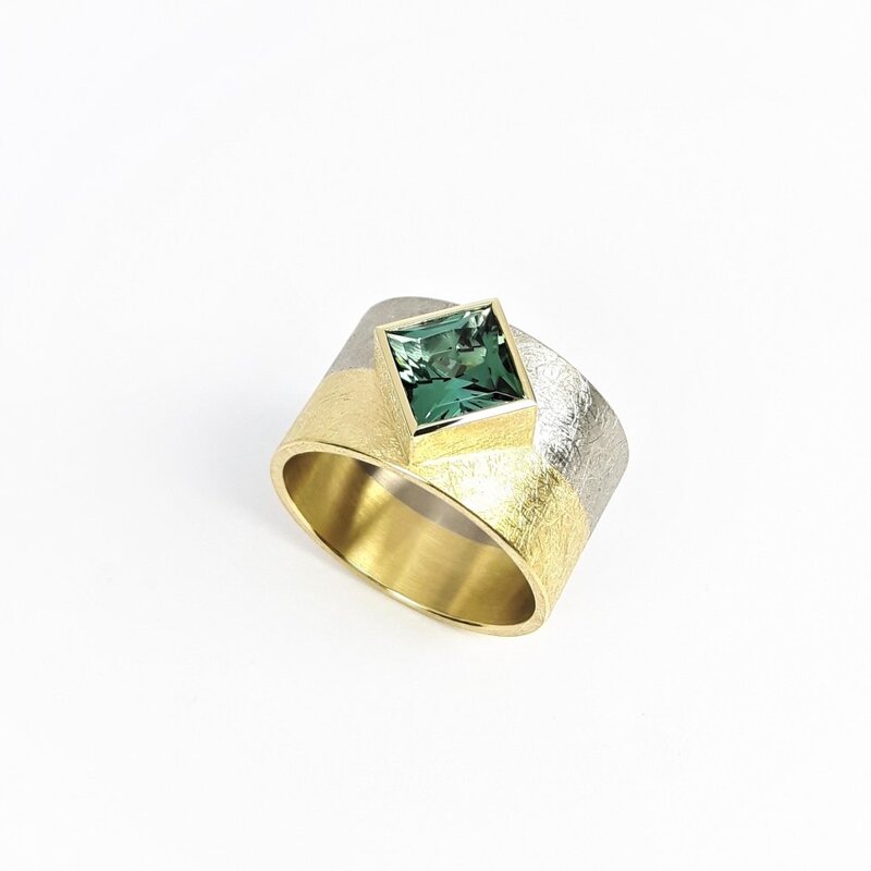 Bague en or jaune et blanc 18kt et tourmaline. Pièce unique.
