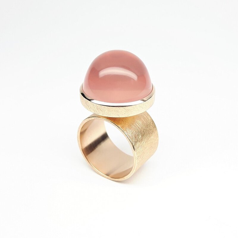 Bague en or rouge 18kt et quartz rose. Pièce unique.