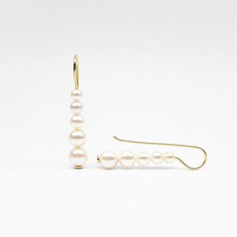 "snow white's earrings", boucles d'oreilles en or jaune 18kt et perles Akoya.