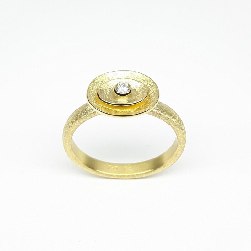 Bague en or jaune 18kt et diamant. Pièce unique.