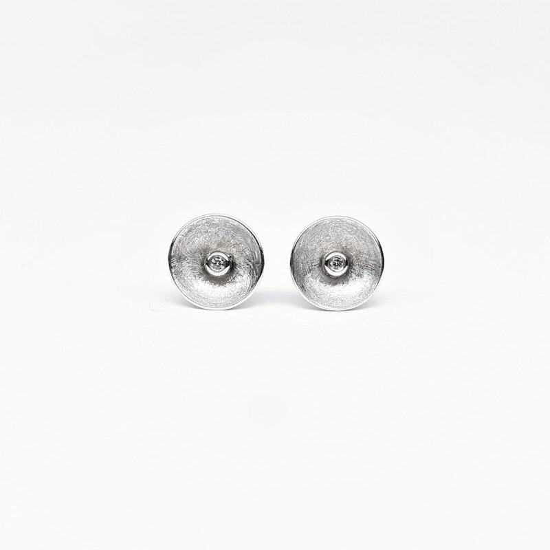 Boucles d'oreilles en or blanc 18kt et diamants.