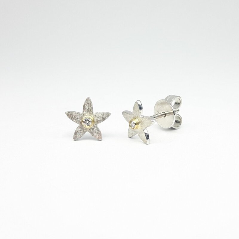 Boucles d'oreilles en argent 925/-, or jaune 18kt et diamants.