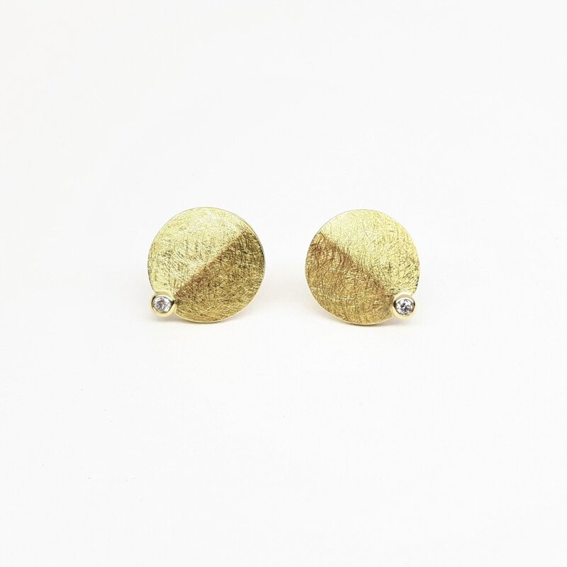 Boucles d'oreilles en or jaune 18kt et brillants.