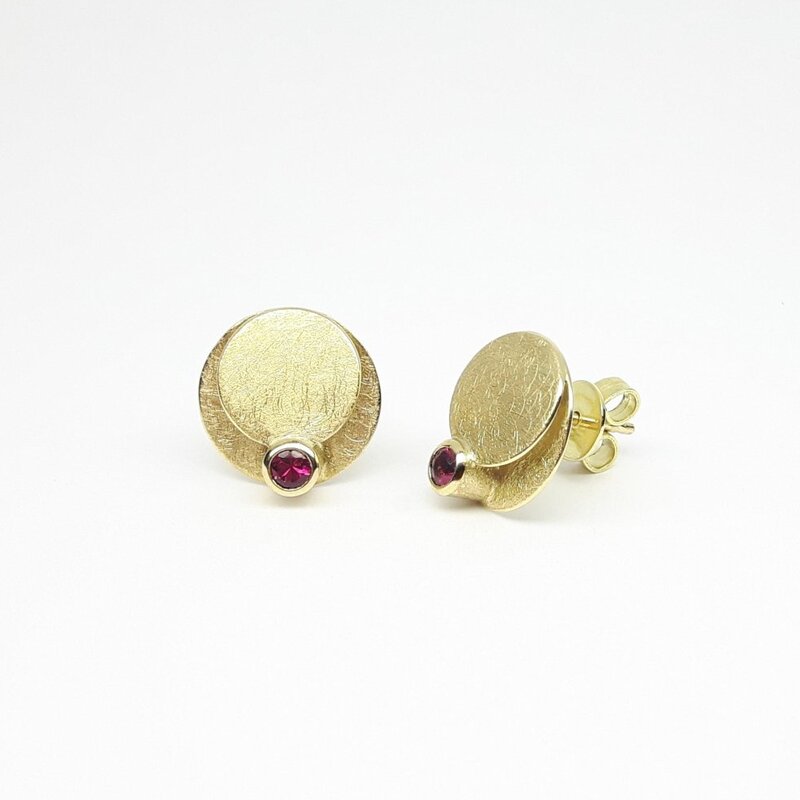 Boucles d'oreilles en or jaune 18kt et tourmaline rose.