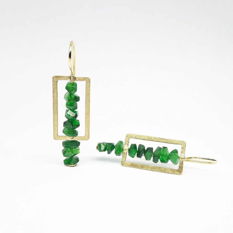Boucles d'oreilles en or jaune 18kt et tsavorites de très belle qualité. Pièce unique.