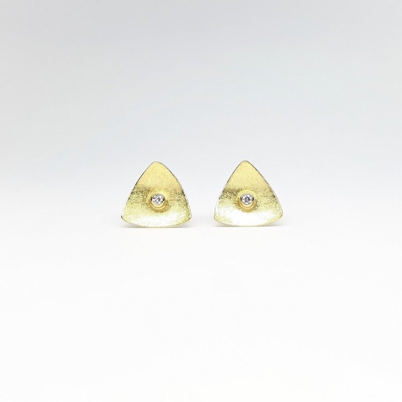 Boucles d'oreilles triangulaires, or jaune 18kt et brillants.