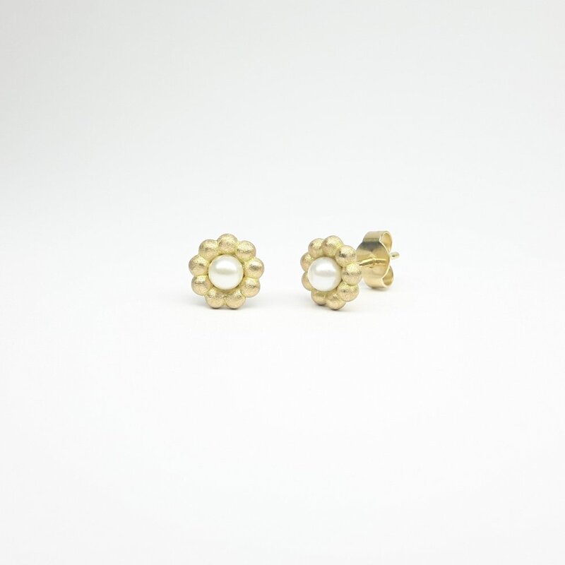 "round around", boucles d'oreilles couronne, or jaune 18kt et perles de culture Akoya Ø3.8mm. 