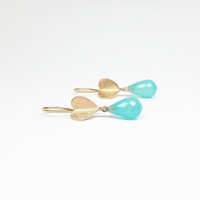 Boucles d'oreilles en or rouge 18kt et pampilles en calcédoine sea-blue.