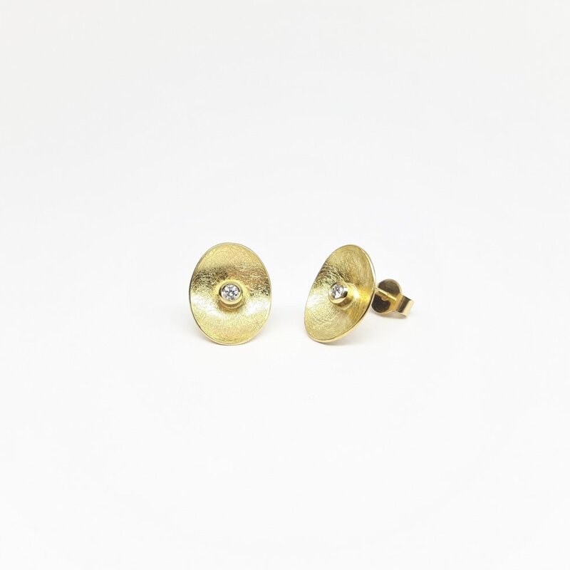 Boucles d'oreilles ovales, or jaune 18kt et brillants.