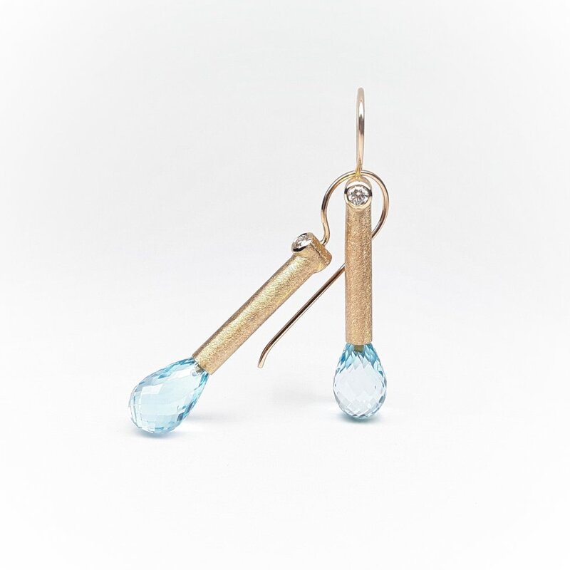 Boucles d'oreilles en or rouge 18kt, topaze bleu et diamants. Pièce unique.