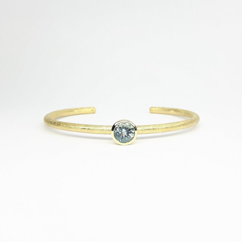 Bracelet en or jaune 18kt et aigue-marine Ø7mm.