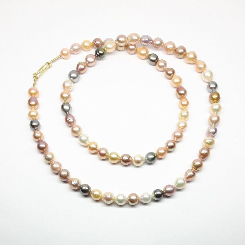 Collier en perles de cultures d'eau douce et or jaune 18kt, longueur 84cm.