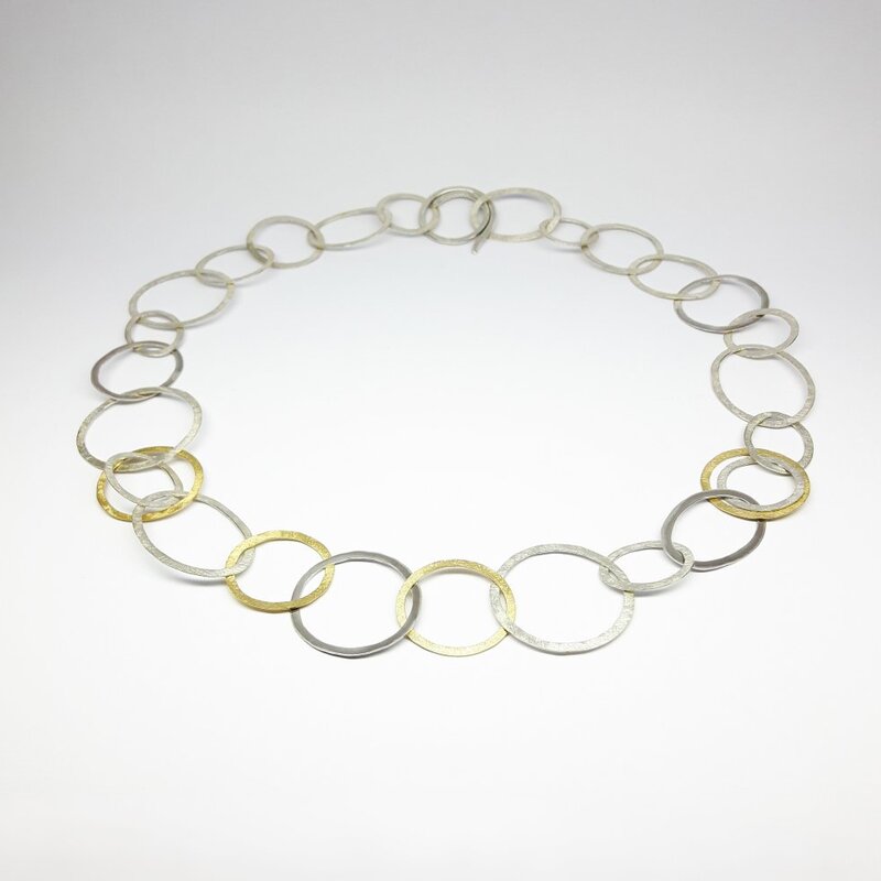 Collier en argent et or jaune 18kt, martelé à la main. Pièce unique.