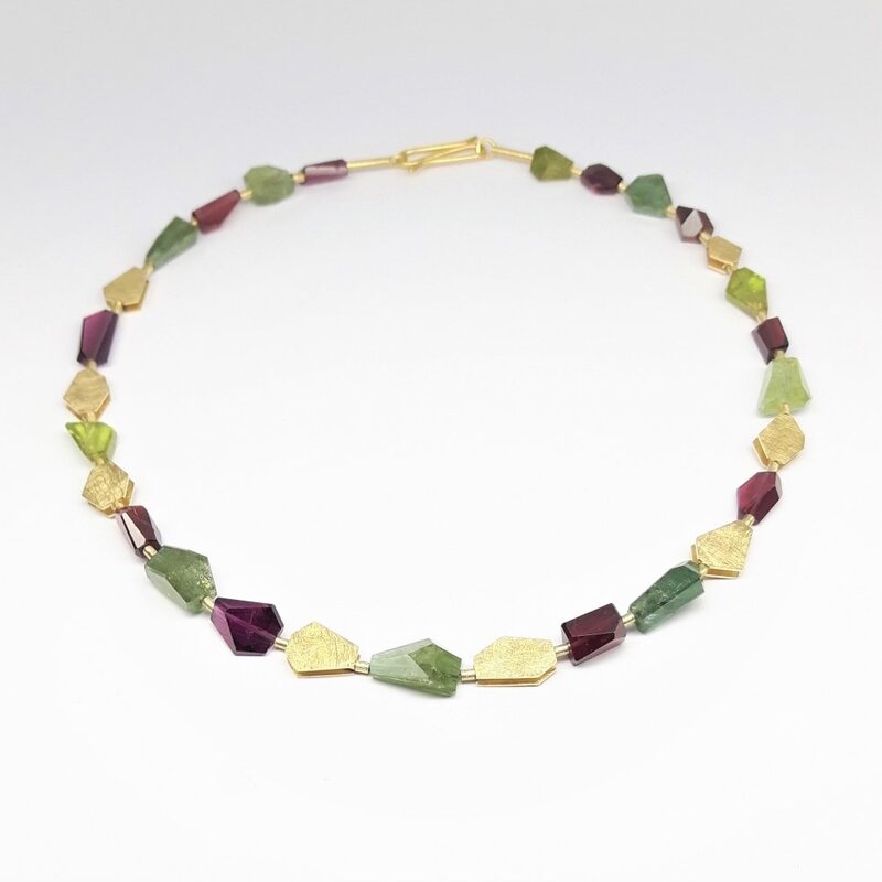 Collier en grenat rouge et tourmaline verte, or jaune 18kt. Pièce unique.