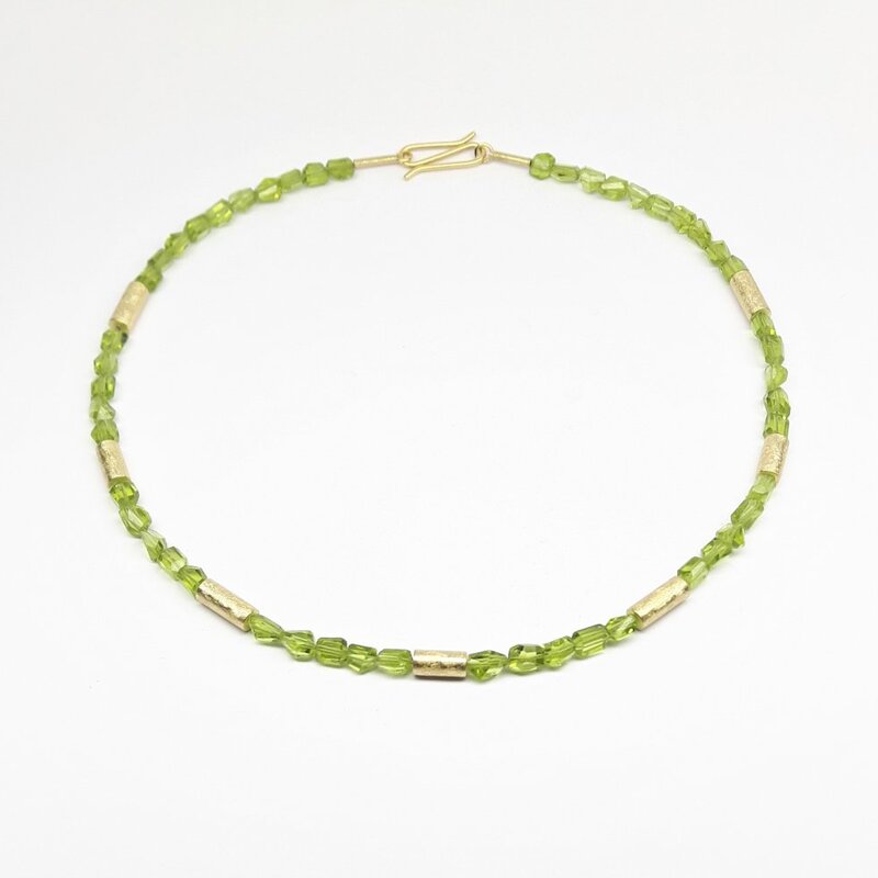 Collier en or jaune 18kt et cristaux en péridot. Pièce unique.