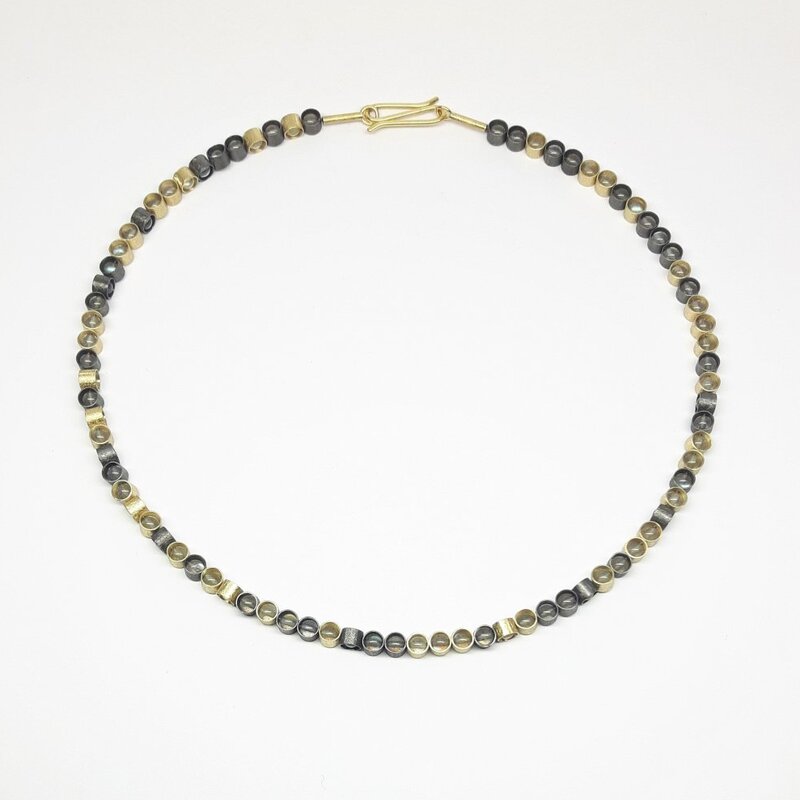 Collier en or jaune 18kt, argent 925/- et boules en labradorite.
