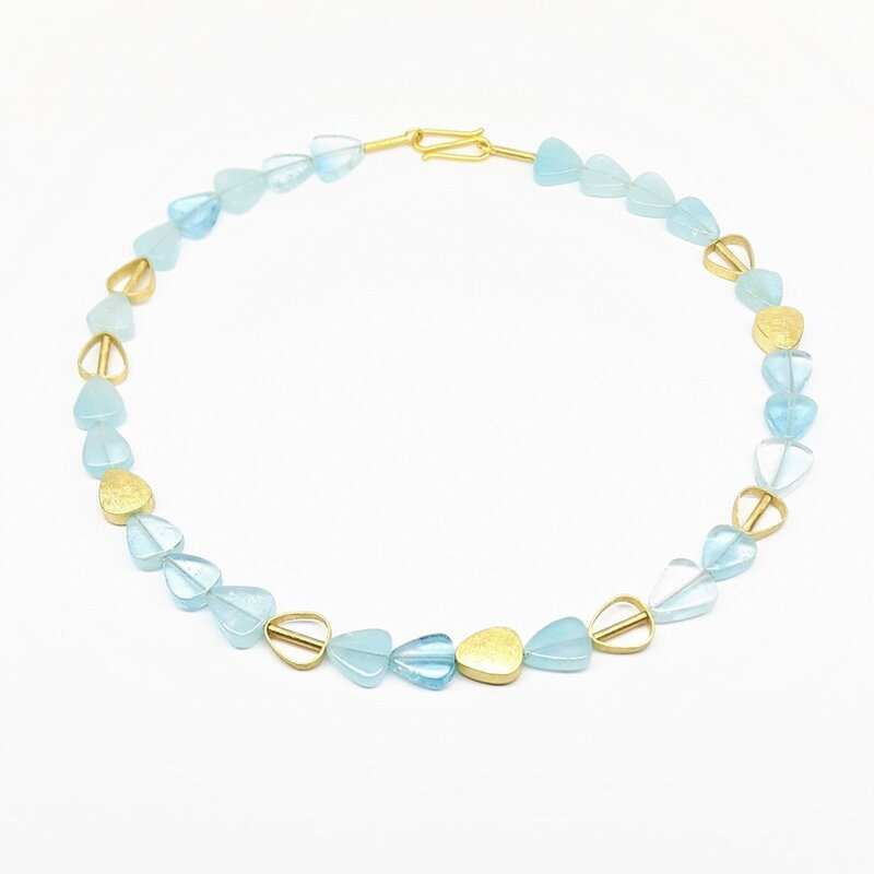 Collier en or jaune 18kt et aigue-marine. Pièce unique.