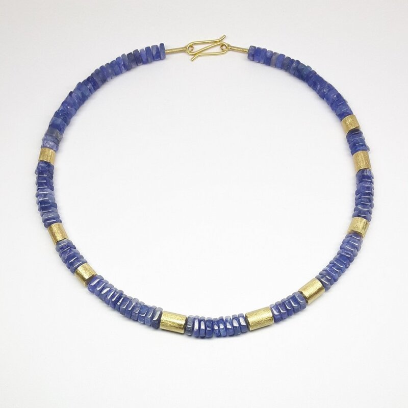 Collier en or jaune 18kt et tanzanite 216ct. Pièce unique.