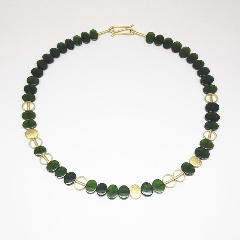 Collier en or jaune 18kt et tourmaline verte. Pièce unique.