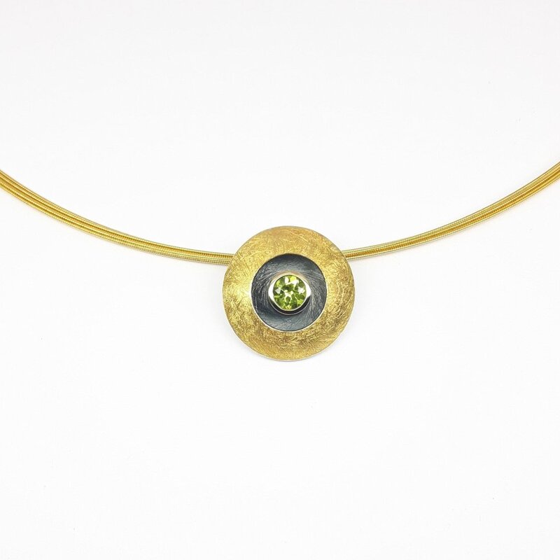 Pendentif en or jaune 18kt, or fin 24kt, argent 925/-  et péridot.