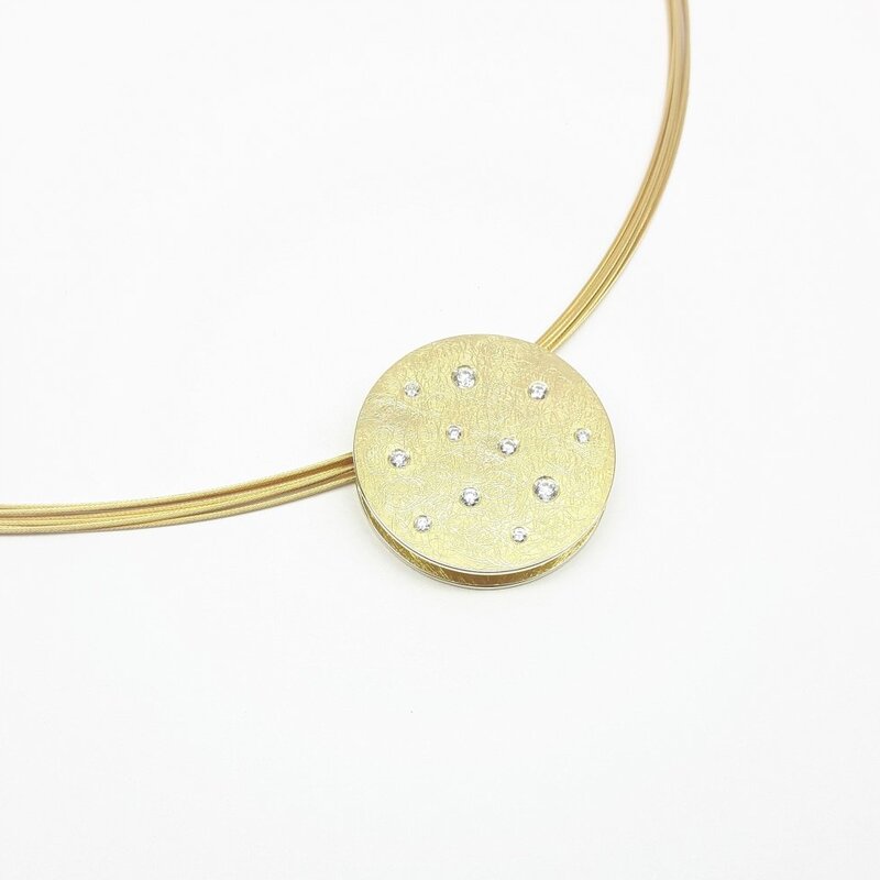 Pendentif Ø24mm en or jaune 18kt et 11 brillants.