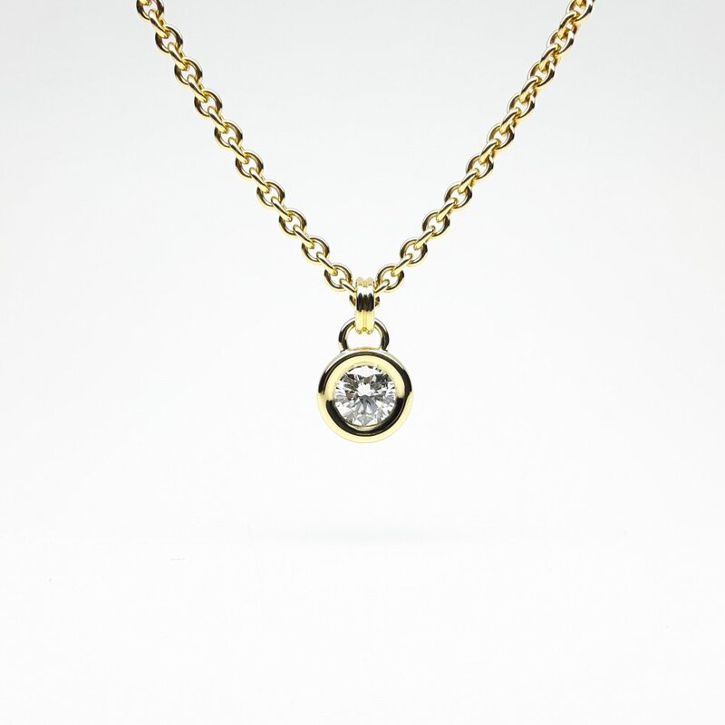 Pendentif en or jaune 18kt et brillant Ø6.09mm 0,84ct.