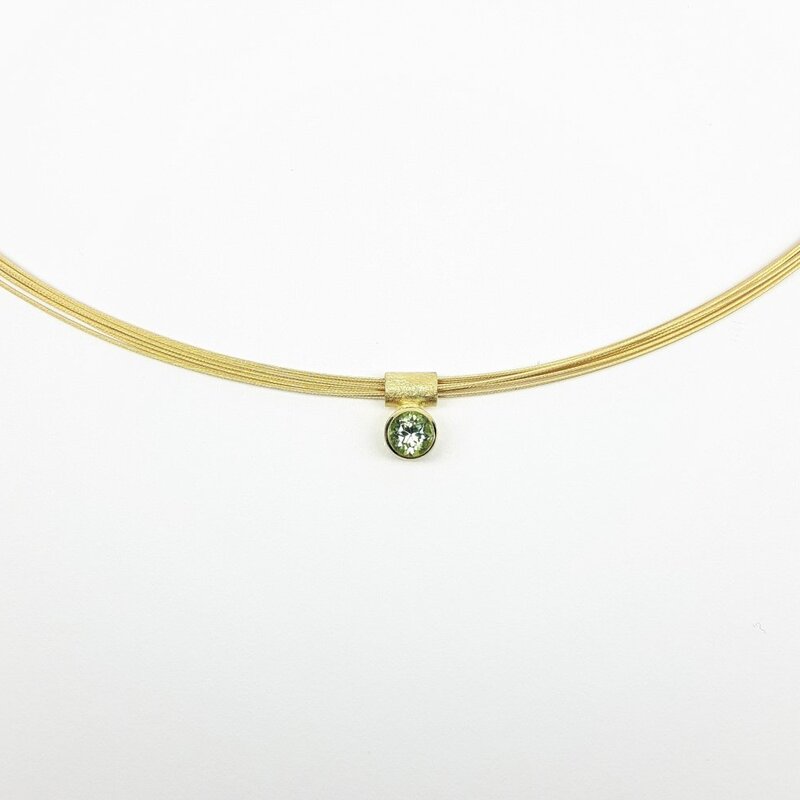 Pendentif en or jaune 18kt et tourmaline verte Ø5mm.