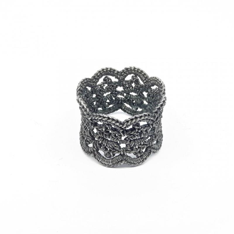 Bague fait main au crochet, argent noirci. 