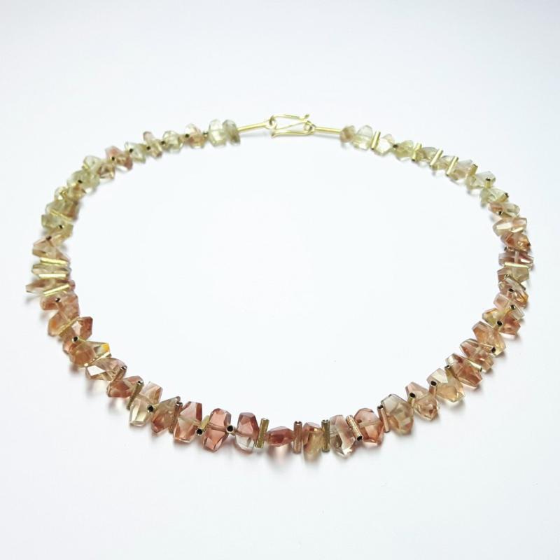 Collier en pierre de soleil et éléments en or jaune et rouge 18kt.